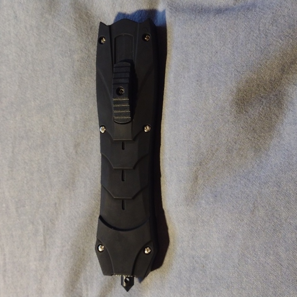 Amazing and fast OTF knife with glass breaker